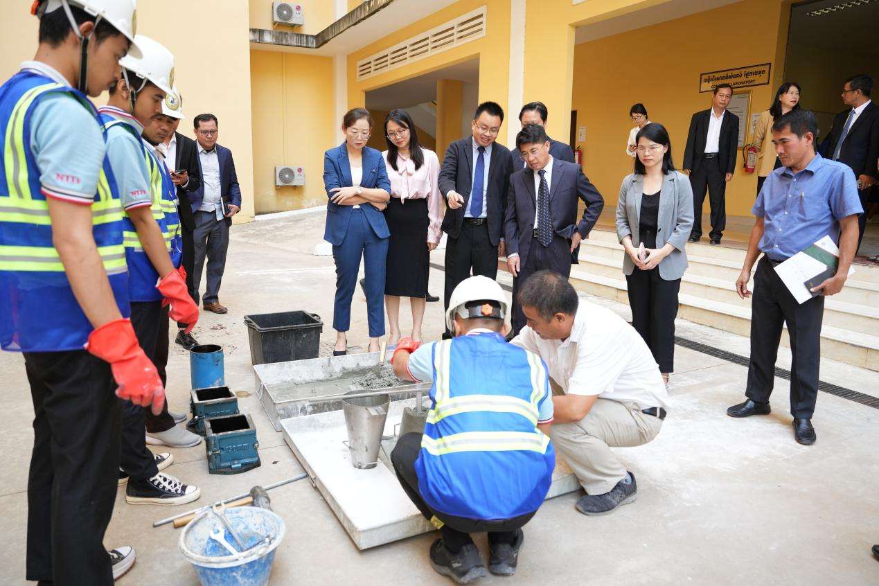 中国—柬埔寨现代建筑工匠学院挂牌成立(图2)