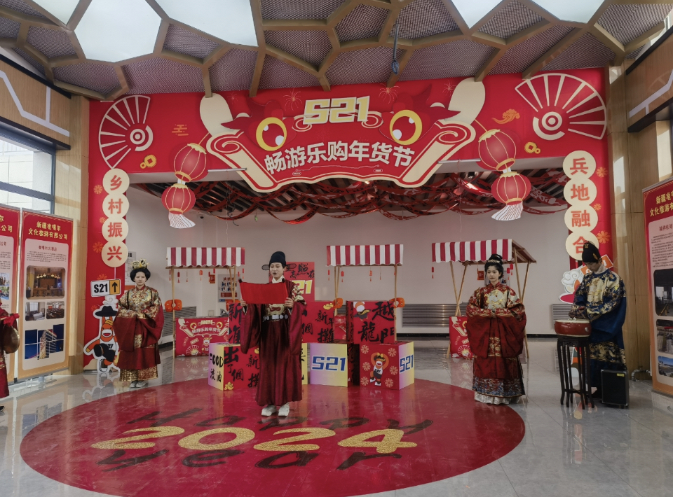 新疆阿乌高速公路通车两周年 从跨界融合的“问路人”到“赶路人”(图3)