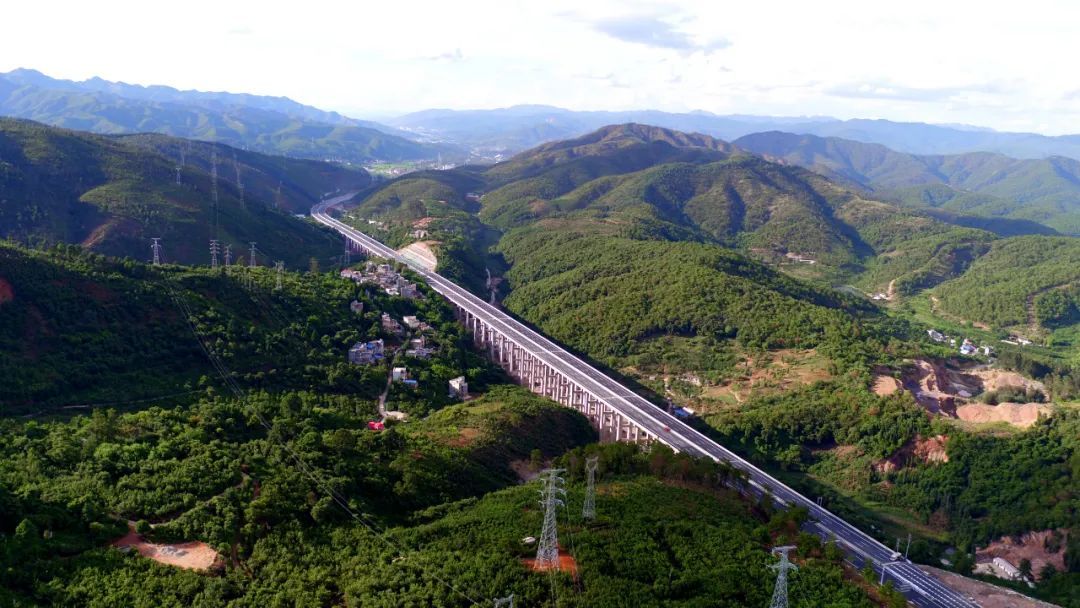 楚雄两条高速公路获中国公路行业最高质量奖(图3)