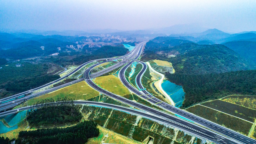 广西路建集团承建的松铁高速获评公路交通优质工程奖(图1)