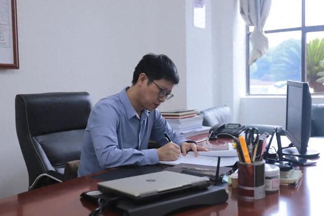 动动你的手指为松江这位“最美公路人”点赞！