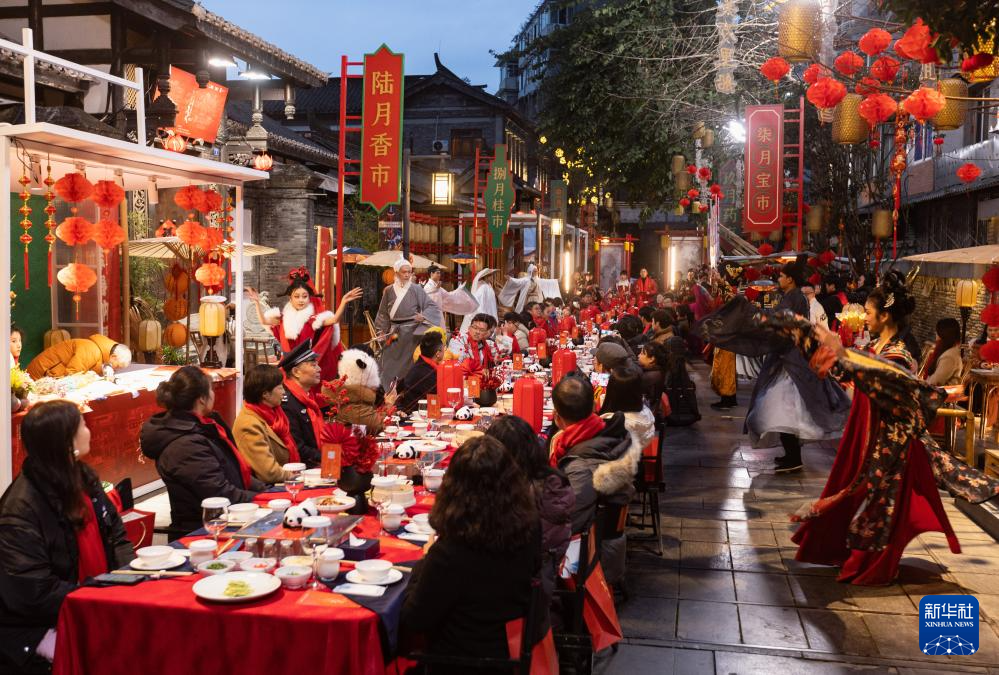 成都：宽窄巷子里的“年夜饭”(图2)