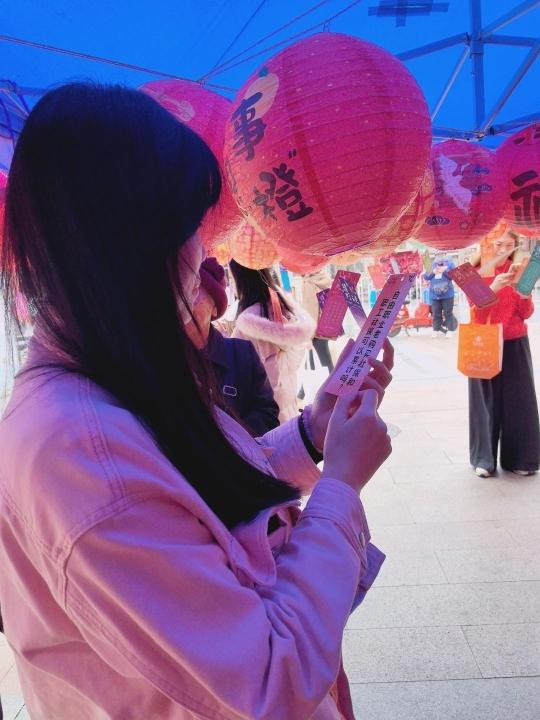 边逛庙会边找好工！“就业庙会”再现海珠(图2)