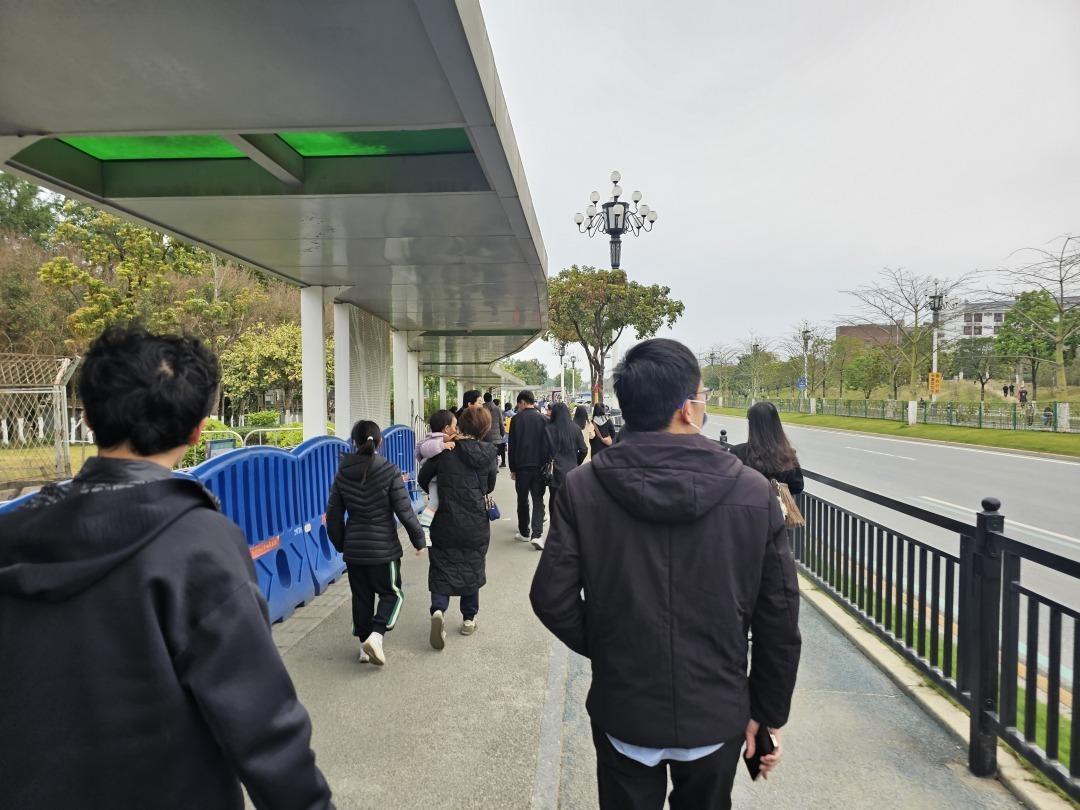 今晚8时知识城烟花秀正式上演！大批观众正有序进场(图2)