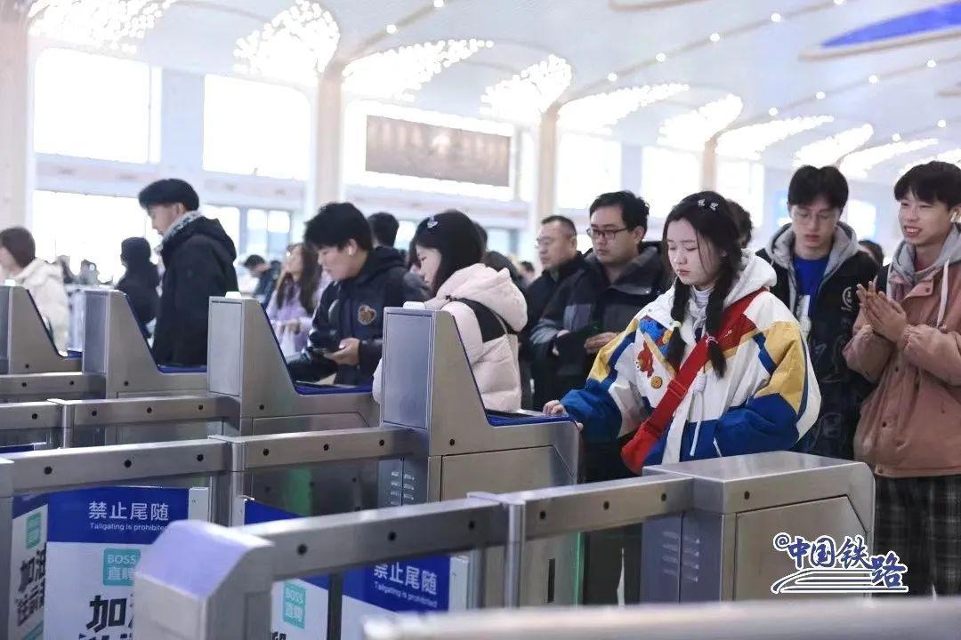 铁路部门计划开行学生专列253列